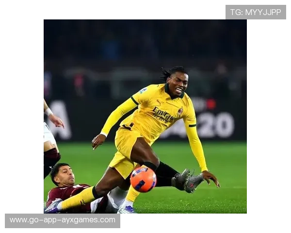 AC米兰反击直塞创造单刀，莱奥轻松挑射