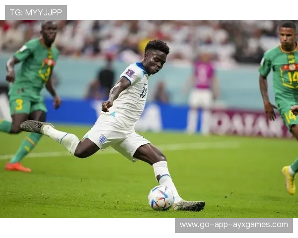 热刺快速任意球配合，凯恩近点一蹬破门